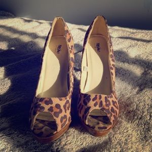 🎉 2/$20 🎉 Leopard peep toe pumps